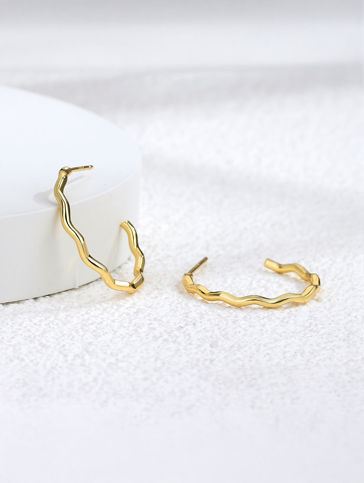 Minimalist Wavy Hoop Earrings