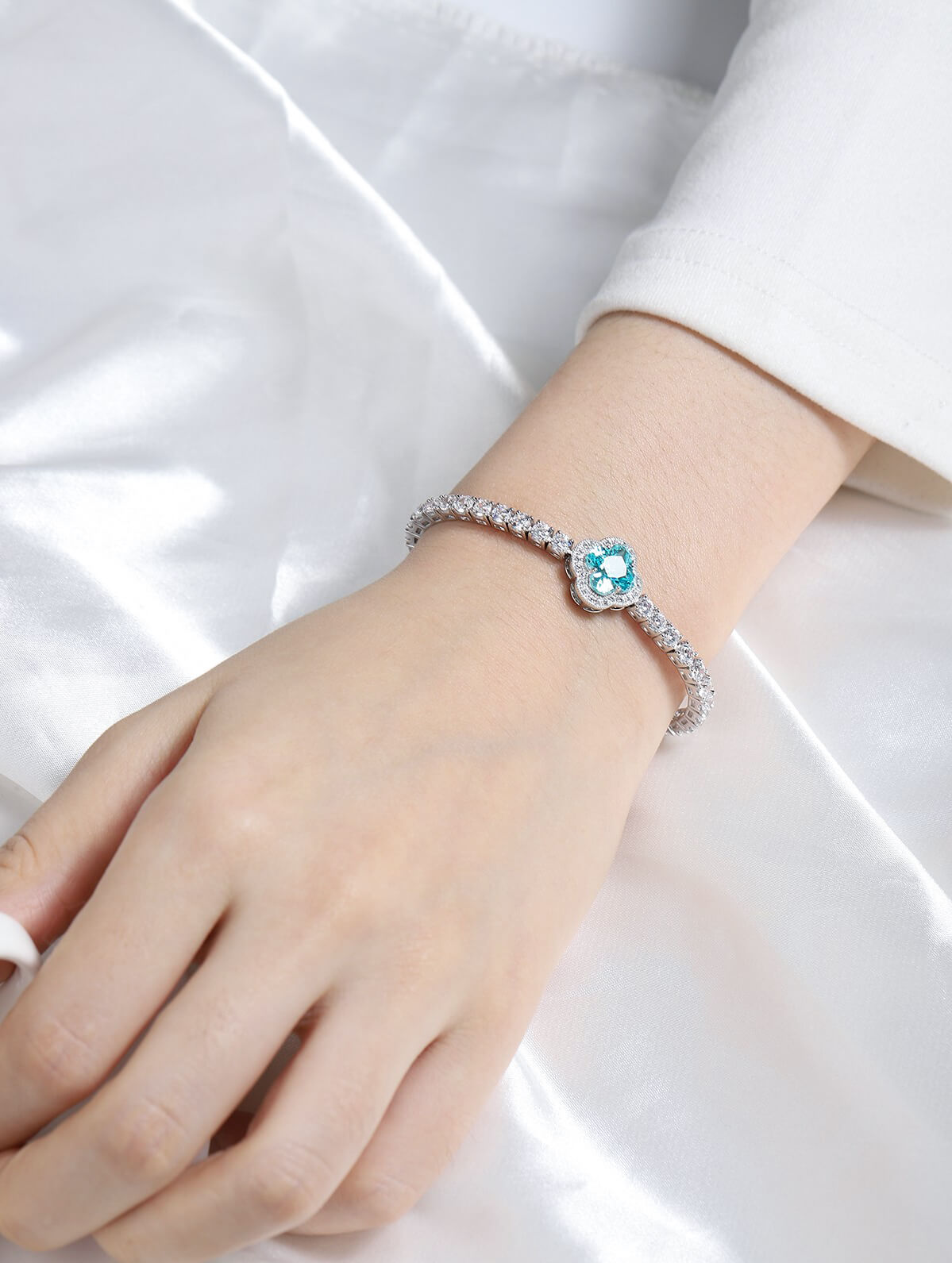 3.9 ct Four‑Leaf Clover Lab‑Grown Paraiba Tourmaline Bracelet